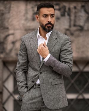 monochromer-eleganz-tweedanzug